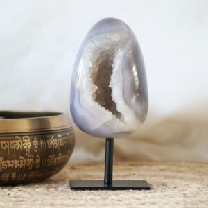 Druzy agaat ei op standaard met zacht kristalhart en gepolijste agaat buitenzijde, natuurstuk van 439 gram.