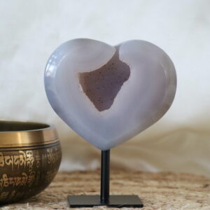 Druzy agaat hart op standaard met zacht glinsterend kristalhart en gepolijste agaatlagen, natuurstuk van 430 gram.