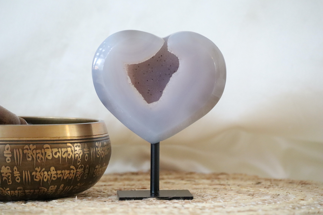 Druzy agaat hart op standaard met zacht glinsterend kristalhart en gepolijste agaatlagen, natuurstuk van 430 gram.
