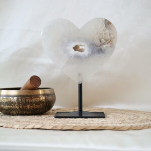 Agaat hart op standaard met pseudomorf calciet en druzy details, groot natuurstuk uit Brazilië van 1006 gram.