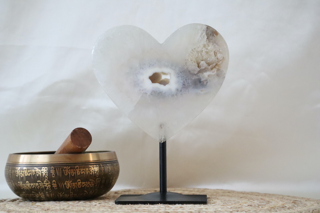 Agaat hart op standaard met pseudomorf calciet en druzy details, groot natuurstuk uit Brazilië van 1006 gram.