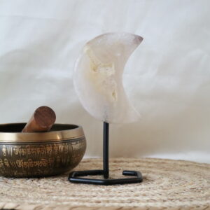 Druzy agaat kwarts maan op standaard met zachte kristalkern en lichte gepolijste agaat, 320 gram.