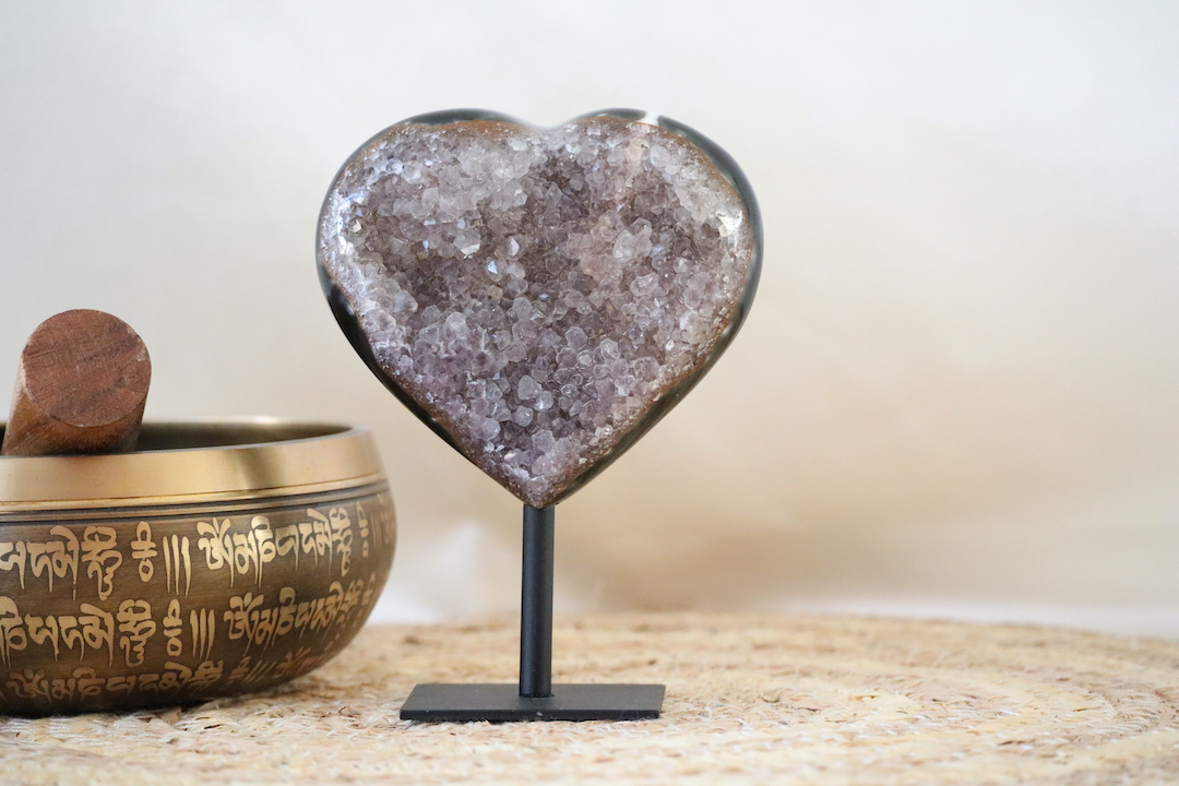 Druzy orca agaat hart op zwarte metalen standaard