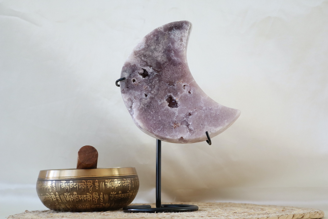 Druzy paarse chalcedoon maan op zwarte metalen standaard
