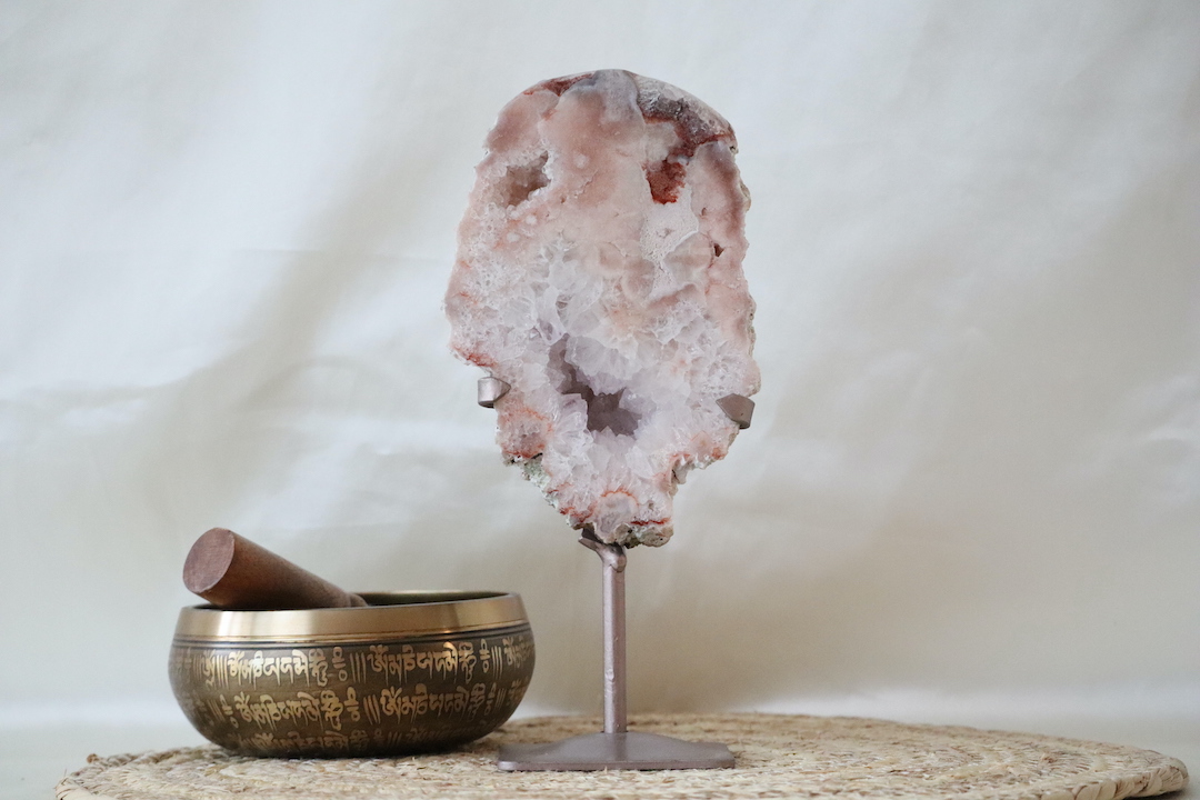 Druzy roze chalcedoon met kwarts op standaard met zachte roze tinten en fijne kristalstructuur, 1.023 gram.