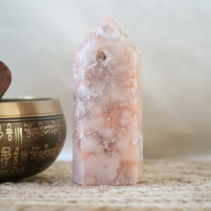 Roze chalcedoon met kwarts toren met zachte poederroze tinten en kleine kristalinsluiting, gepolijst en gefotografeerd in natuurlijk daglicht.