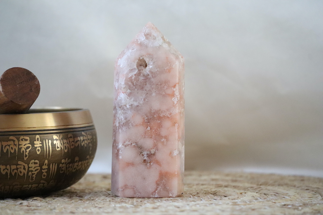 Roze chalcedoon met kwarts toren met zachte poederroze tinten en kleine kristalinsluiting, gepolijst en gefotografeerd in natuurlijk daglicht.