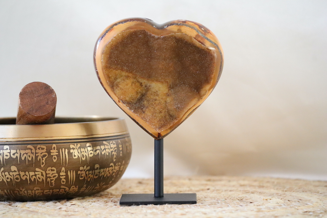 Druzy tijgeroog hart op zwarte metalen standaard