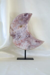 Amethist met roze chalcedoon maan op zwarte metalen standaard, groot natuurstuk met zachte roze en paarse tinten en subtiel hersteld detail, gefotografeerd in natuurlijk daglicht.