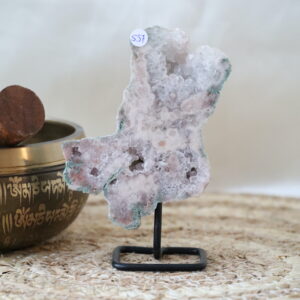 Kleine roze chalcedoon met kwarts op standaard, lichtroze natuursteen met druzy kristallen.