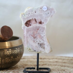 Druzy roze chalcedoon op standaard met natuurlijke kristalholtes en lichtroze tinten.