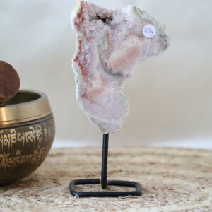 Druzy roze chalcedoon amethist op standaard met zachte roze tinten en kristalstructuur.