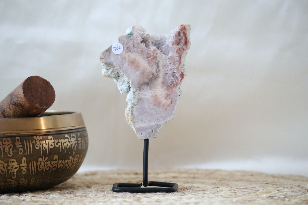 Druzy roze chalcedoon (roze amethist) op standaard met zachte roze tinten en kristallijne druzy structuur.