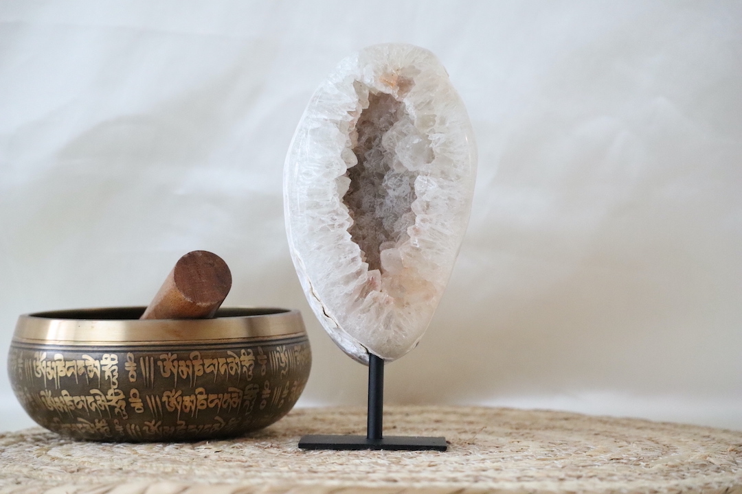 Kwarts geode op standaard met open kristalhart en heldere kwarts kristallen, natuurstuk van 850 gram.