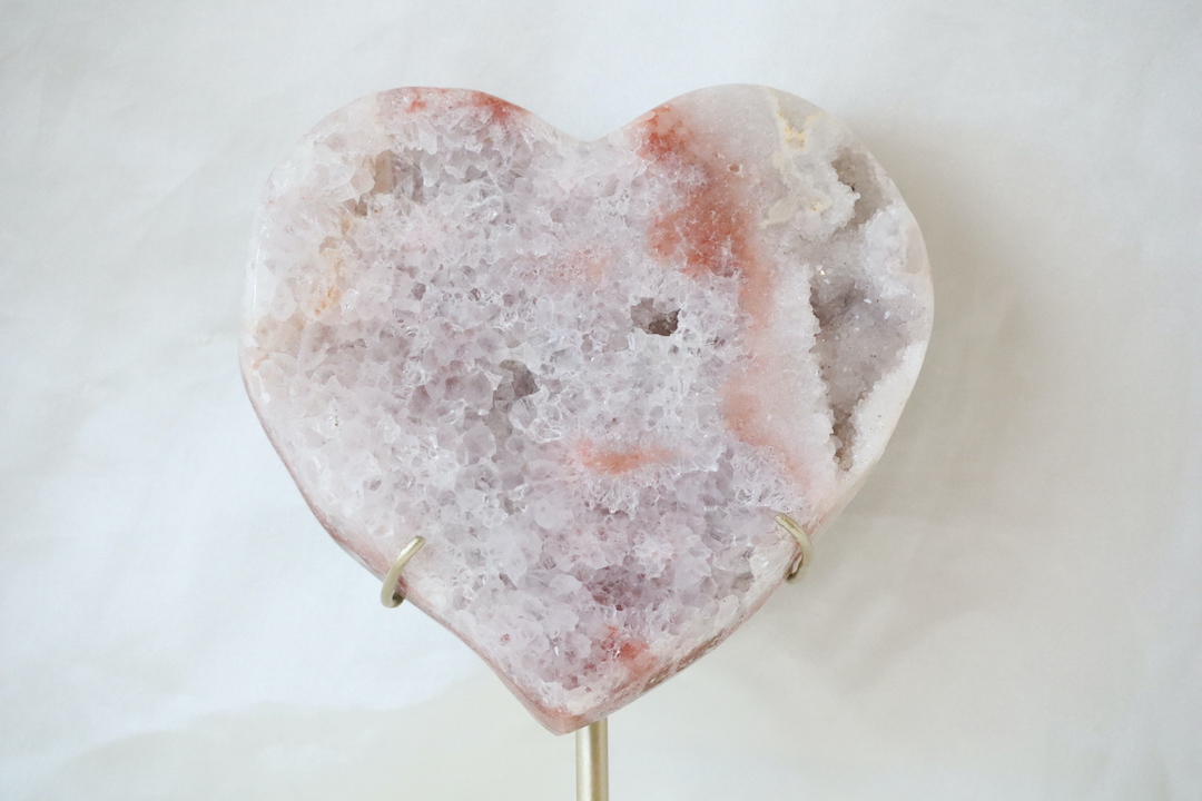 Groot hart op standaard van kwarts, amethist en chalcedoon met zachte druzy kristalstructuur, 1,856 kg.