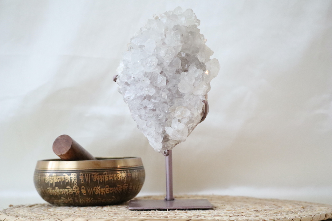 Kwarts op roze chalcedoon cluster op standaard met heldere kwarts kristallen en zachte roze onderlaag, 2,147 kg.