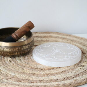 Seleniet meditatie schijf 14,5 cm met meditatiefiguur en Ohm-symbool