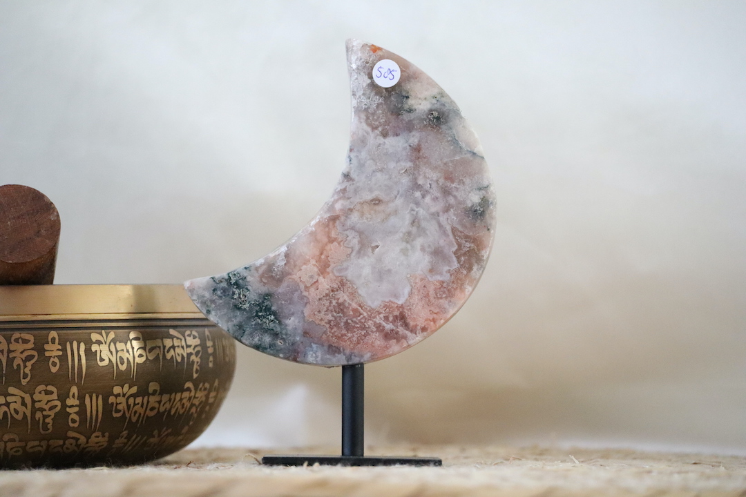 Multicolor chalcedoon maan op zwarte metalen standaard