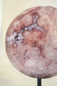 A-kwaliteit Roze Amethist maan op zwarte metalen standaard