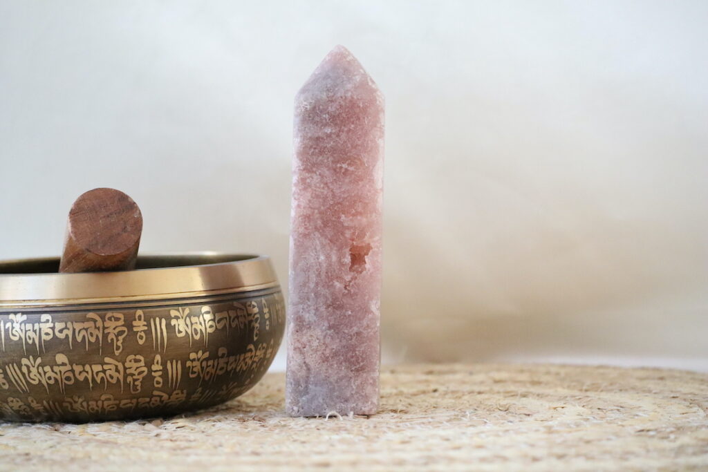 Roze chalcedoon toren met zachte poederroze tinten