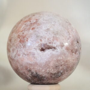 Roze amethist bol van roze chalcedoon met kwartsstructuur