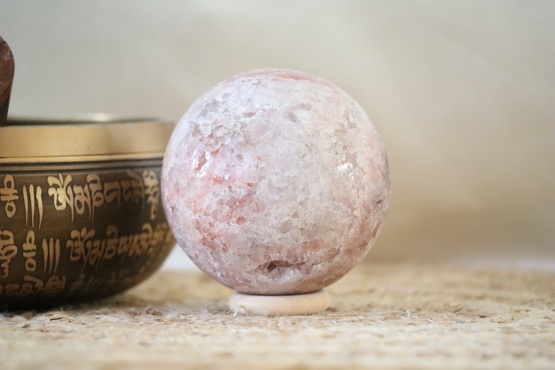 Roze amethist bol van roze chalcedoon met kwartsstructuur