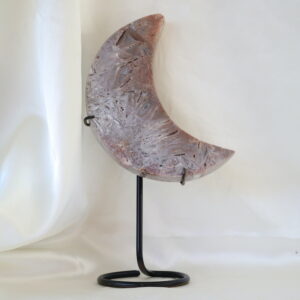 Roze chalcedoon met rutiel maan op zwarte metalen standaard