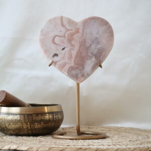 Roze chalcedoon hart op standaard met zachte roze tinten en natuurlijke banding, 826 gram.
