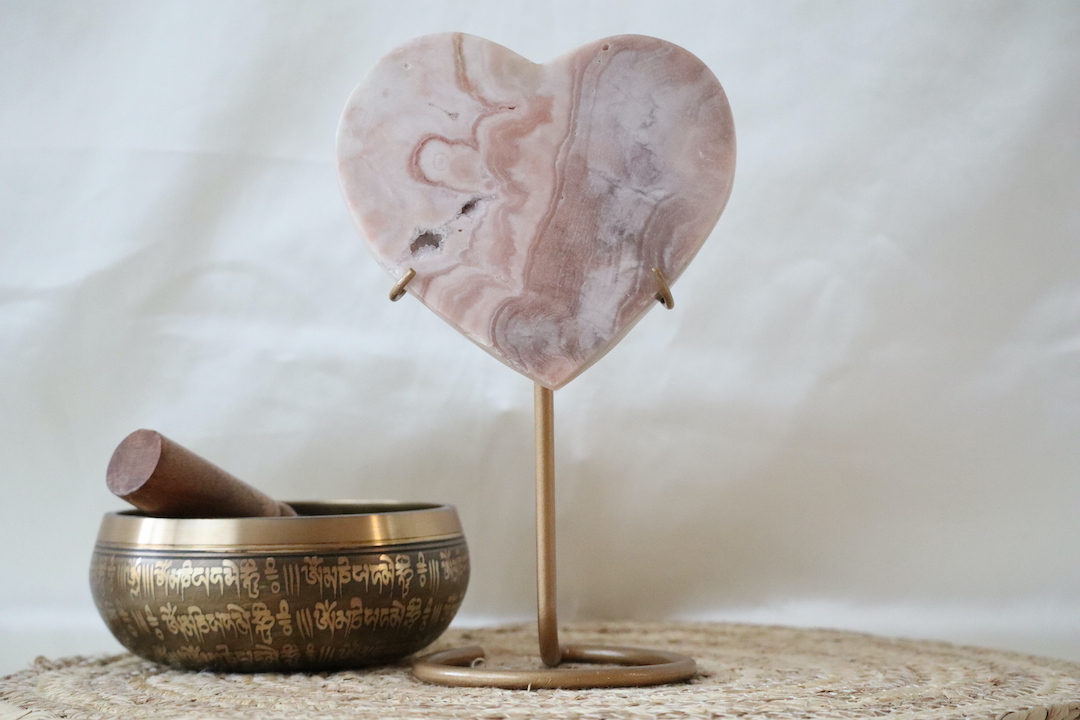 Roze chalcedoon hart op standaard met zachte roze tinten en natuurlijke banding, 826 gram.