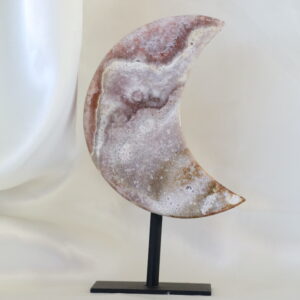 Chalcedoon maan met kwarts op zwarte metalen standaard