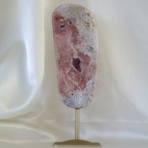 Roze chalcedoon met amethist en rutielkwarts op metalen standaard, langgerekt natuurstuk met zachte roze tinten en kristallijne structuren, gefotografeerd in natuurlijk daglicht.