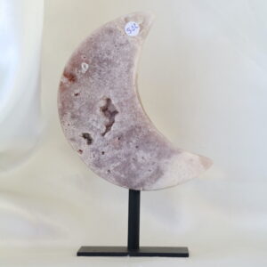 Roze Chalcedoon met druzy in maanvorm op zwarte metalen standaard