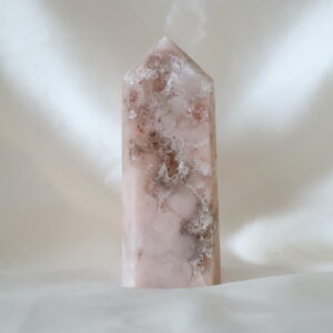 Roze chalcedoon met kwarts toren met zachte poederroze tinten en kleine kristalinsluiting, gepolijst en gefotografeerd in natuurlijk daglicht.