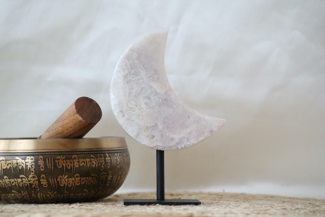 Licht roze chalcedoon maan met kwarts op standaard, zacht gepolijst natuurstuk van 482 gram.