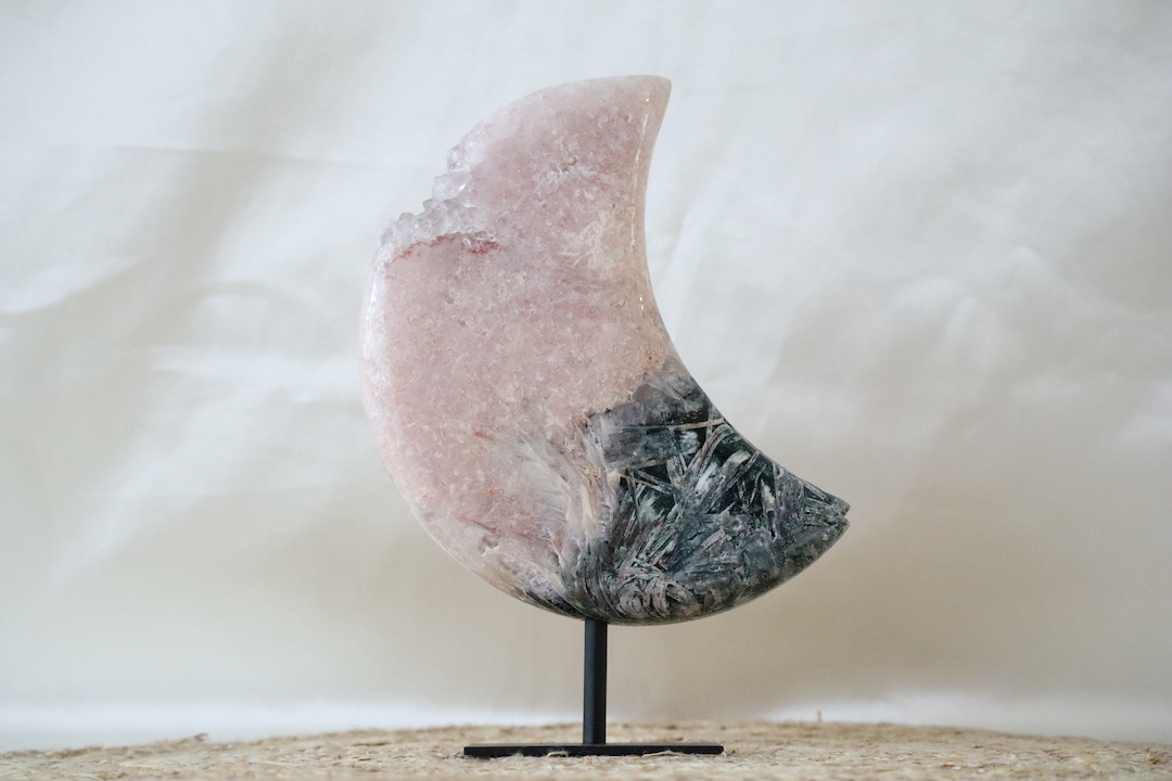 Roze Amethist maan op standaard met druzy kristallen, rutiel en groene jaspis, gepolijst natuursteenobject.