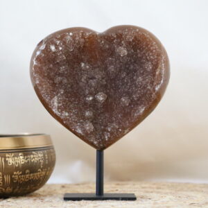 Sugar druzy agaat hart op zwarte metalen standaard met fijne kristallen