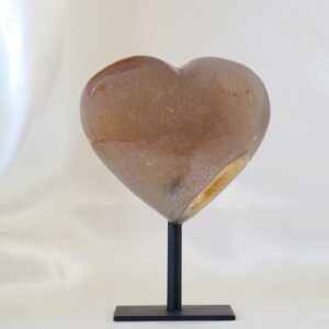 Sugar druzy agaat hart op zwarte metalen standaard