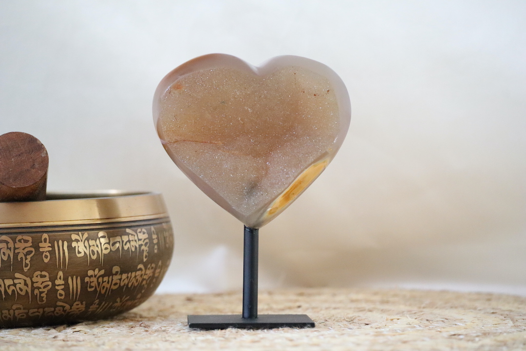 Sugar druzy agaat hart op zwarte metalen standaard