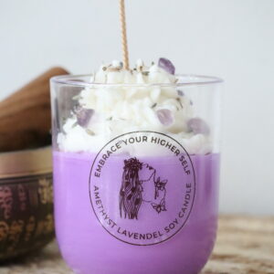 Whipped soja kaars Embrace Your Higher Self met amethist en lavendelbloemetjes in glazen pot