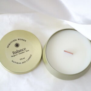 Sojawas kaars Balance 175 ml met houten lont en deksel, gemaakt met etherische oliën van bergamot, geranium en roos.