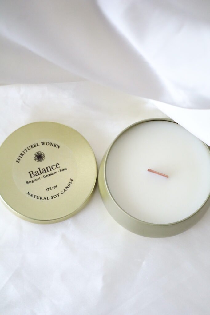 Sojawas kaars Balance 175 ml met houten lont en deksel, gemaakt met etherische oliën van bergamot, geranium en roos.