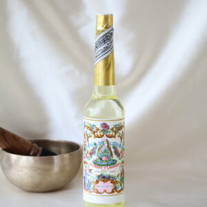 Florida Water Peru van Murray & Lanman (270 ml) in glazen fles met goudkleurige dop, geplaatst naast een klankschaal op een lichte, zachte achtergrond.