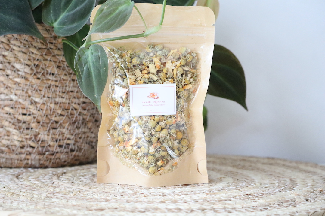 Gentle Digestion natuurzuivere kruidenthee in kraft verpakking met zichtbare kamille, sinaasappelschil, zoethout en gember.