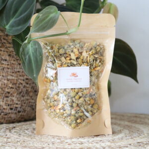 Gentle Digestion natuurzuivere kruidenthee in kraft verpakking met zichtbare kamille, sinaasappelschil, zoethout en gember.