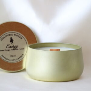 Energy sojawas kaars met houten lont en frisse citrus geurblend.