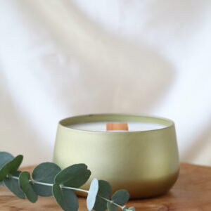 Clearance natuurlijke sojawas kaars met eucalyptus, pepermunt en dennen op houten ondergrond.