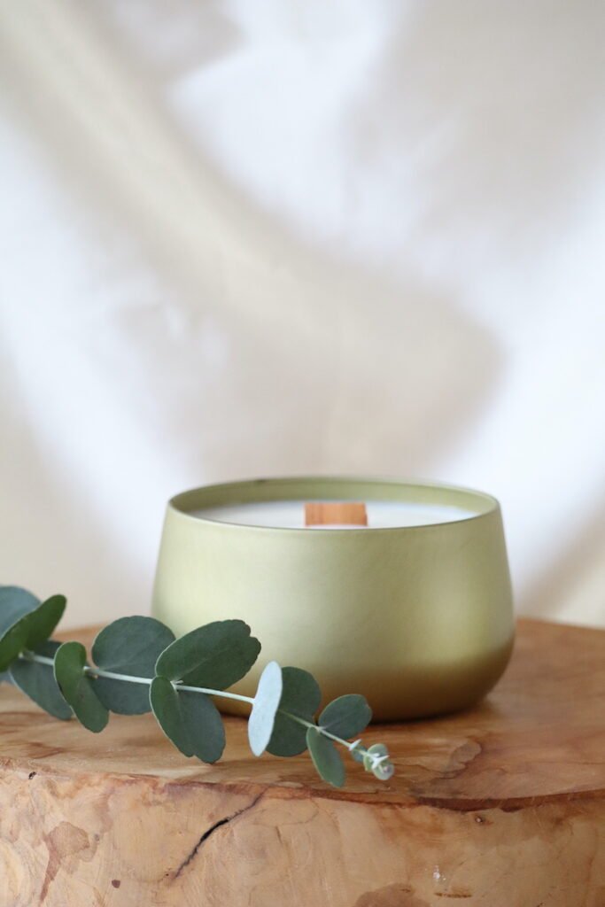 Clearance natuurlijke sojawas kaars met eucalyptus, pepermunt en dennen op houten ondergrond.