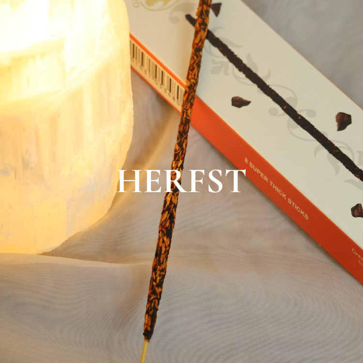 Ontdek het herfst aarden loslaten ritueel met edelstenen, geuren en self-care. Creëer rust, warmte en balans in huis en hart.