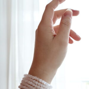 Seleniet armband 4mm AA kwaliteit gedragen om de pols met subtiele zijdeglans.