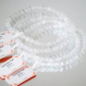 Seleniet armband 4mm AA kwaliteit met melkachtig witte kralen close-up.